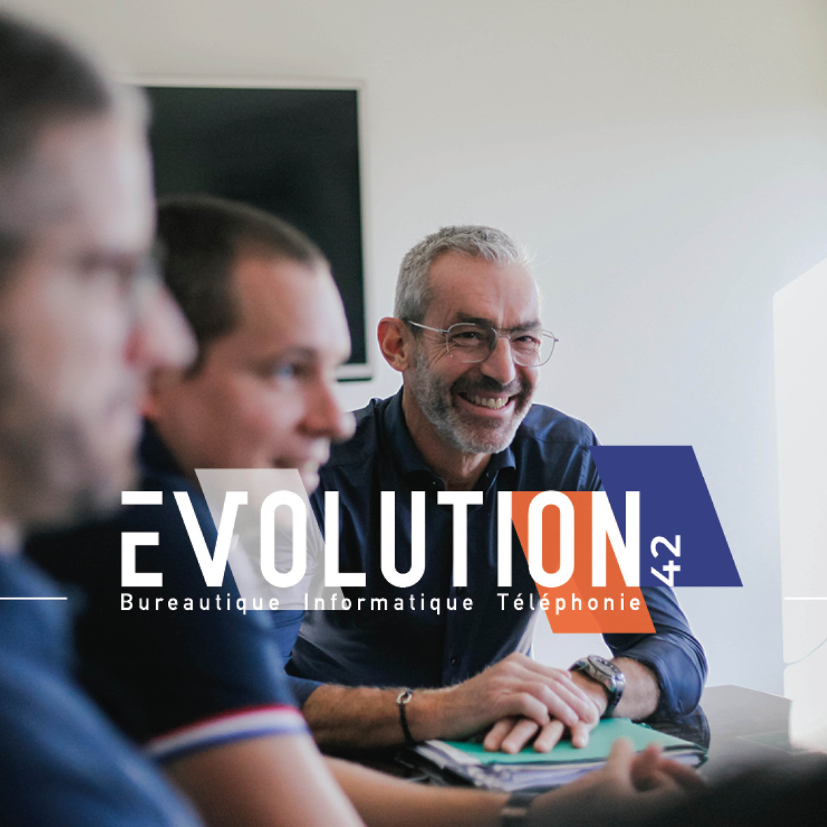 logo evolution 42 solution bureautique informatique et téléphonie sur visuel photo du dirigeant daniel robert et son équipe