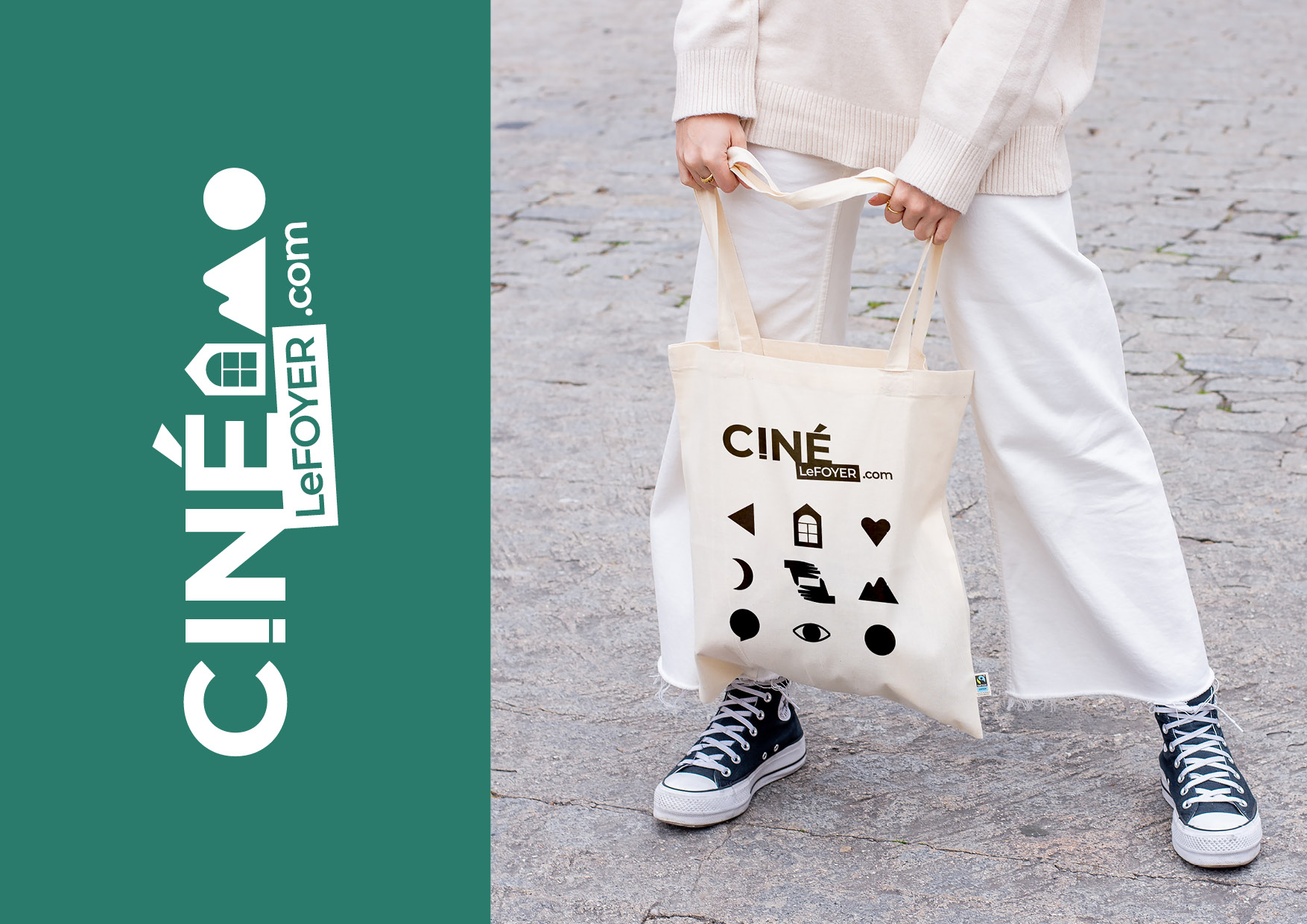 vue d'une moitié de personne qui porte dans ses deux mains un tote bag de la marque ciné le foyer. à gauche de l'image figure le logo de la marque ciné le foyer sur un fond vert