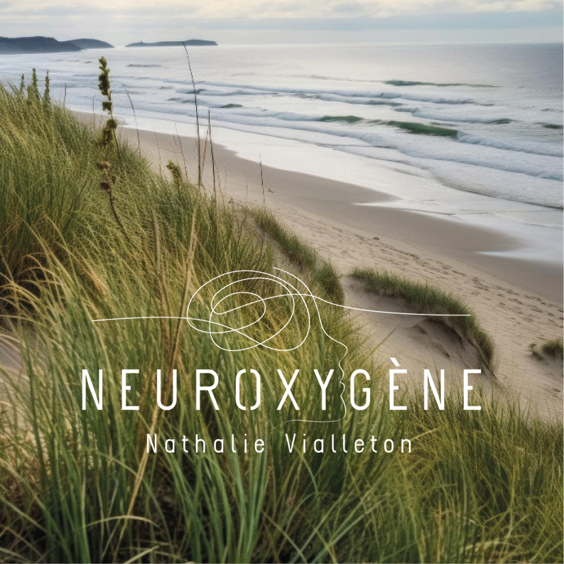photo de plage avec de l'herbe sur la dune et logo neuroxygene en blanc par dessus