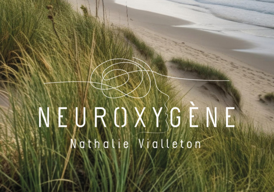 logo neuroxygene entreprise de nathalie vialleton en neurofeedback sur photo de plage avec dune en herbe