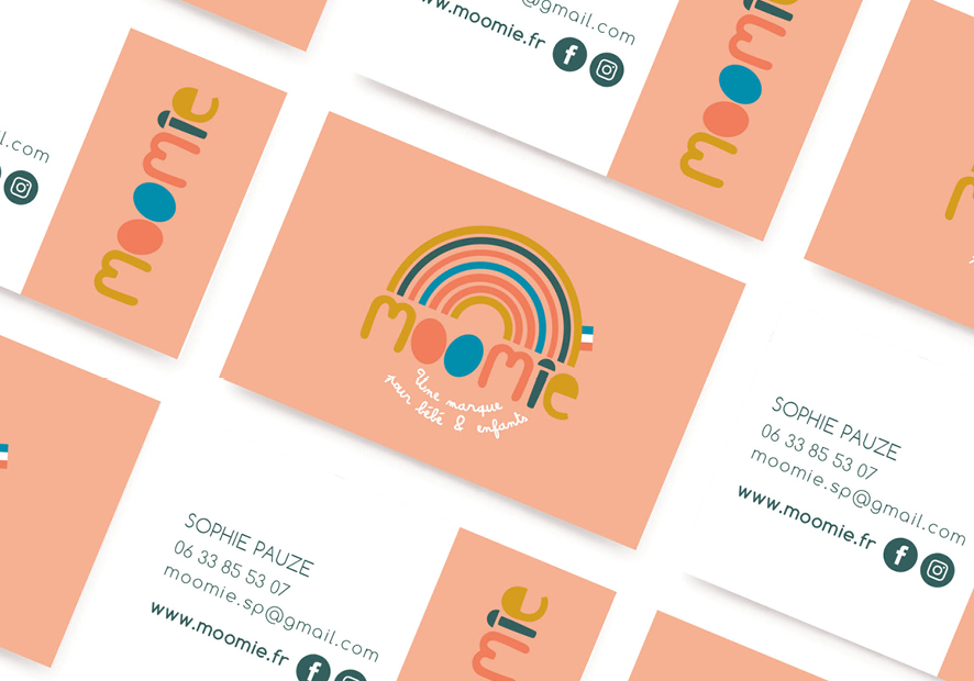 carte de visite avec logo moomie en couleur sur fond nude recto et verso a plat sur un fond blanc les unes a cote des autres pour former un mockup