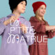 logo la ptite matrue atelier de couture blanc sur photo de deux enfants un gracon et une fille s amusant sur fond uni vert d eau