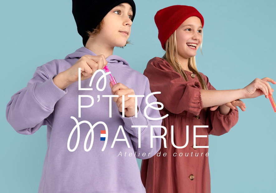 logo la ptite matrue atelier de couture blanc sur photo de deux enfants un gracon et une fille s amusant sur fond uni vert d eau