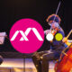 logo secondaire blanc de lassociation monts en musique sur un rond rose avec a droite deux autres ronds blanc et jaune plus petits sur la droite sur une photo dun violoniste et dune bassiste