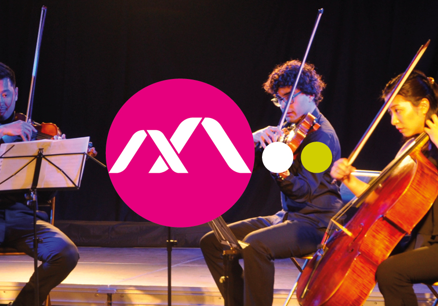 logo secondaire blanc de lassociation monts en musique sur un rond rose avec a droite deux autres ronds blanc et jaune plus petits sur la droite sur une photo dun violoniste et dune bassiste