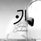 logo et signature scylia condamin en dessous en noir sur une photo noir et blanc de scylia condamin en plein cours de yoga devant un mur et une fenetre