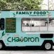mockup d un food truck couleur celadon en ville devant un grand arbre avec logo et charte graphique de l entreprise au ptit chaudron